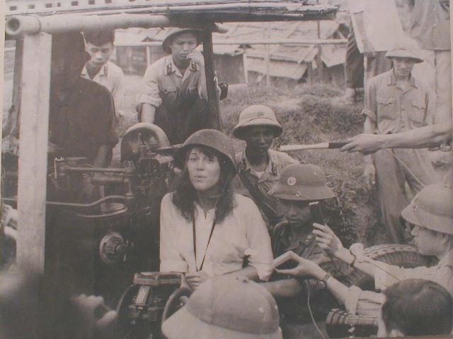 Jane Fonda với khẩu súng Bắc Việt